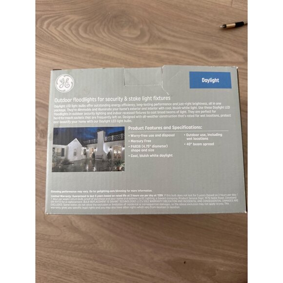 GE Classic LED Floodlight Bulb 2-Pack PAR38 Daylight 1300 Lumens 22.8 Years 90W - Picture 3 of 5